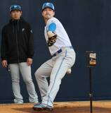 「【日本ハム】有原航平「沖縄のうちに１回は（実戦で）投げれたら」…捕手座らせて２５球「去年よりゆっくりめ」」の画像1