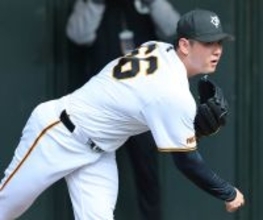 【巨人】平内龍太がライブＢＰで変幻自在の投球　上手投げと下手投げの二刀流右腕