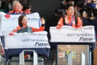 帰国した「りくりゅう」らが運ぶモノ…「すごい宣伝」「メダルが隠れてる」ひときわ目立つ「エアウィーヴ」に笠井信輔アナ注目