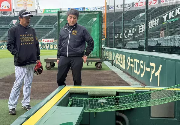 【阪神】選手らが２３日に一、三塁側カメラマン席に設置した転落防止ネットの強度を確認　球場担当者「暫定的な処置。衝撃があっても耐えられるような素材」
