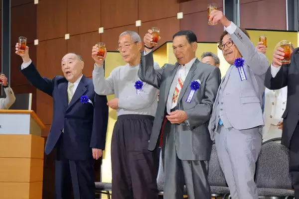 【ボクシング】「世界チャンピオン会」にファイティング原田氏ら世界王者５３人集結　具志堅用高氏「まだまだ日本のボクシング界は発展していく」