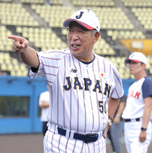 侍ジャパン、ニューバランスとタッグのユニホームお披露目、右胸にロゴ…大学日本代表選考合宿で首脳陣着用