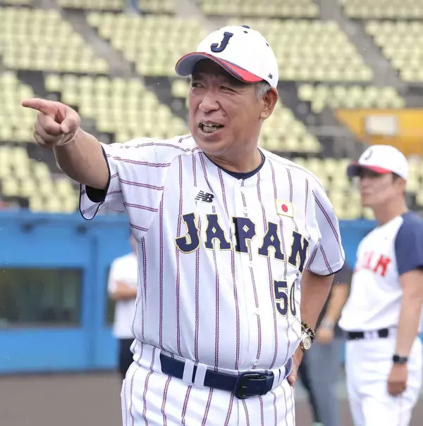 侍ジャパン、ニューバランスとタッグのユニホームお披露目、右胸にロゴ…大学日本代表選考合宿で首脳陣着用