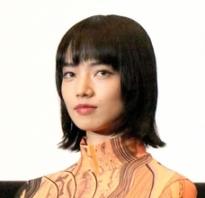 「え！小松菜奈さん！？」ビジュアル騒然！誰だか分からん「脳が混乱」「さらに限界突破」「なんだか…」