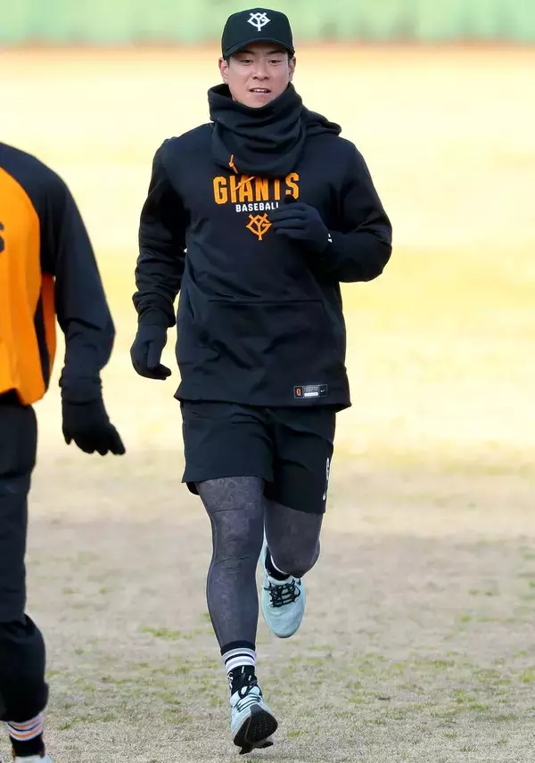 【巨人】宮崎で１軍合同自主トレがスタート　前夜は決起集会で士気を高めたメンバー　全３７選手がウォーミングアップ開始