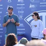 「ドジャースナインが海へ飛び込み！　鍛え上げられた体で２月の海へ勢いよくザブン」の画像1