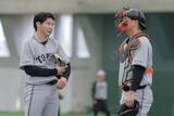「【巨人】ルーキー三人衆が阿部慎之助監督の前で熱投　ドラ１竹丸和幸はキャンプ"初体験"も」の画像1