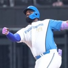 【日本ハム】かかと痛で途中交代のレイエス「ダイジョウブ」「アシタ、アル」大事を取って交代　軽症強調