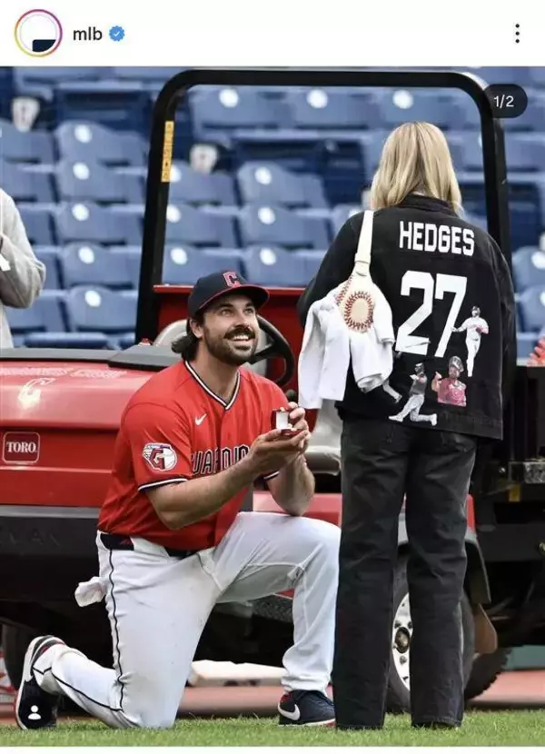 メジャーリーガーがユニホームのまま異例のプロポーズ　勝利直後のグラウンドで愛の告白→恋人「イエス！」…「なんてステキな方法」ガーディアンズ捕手をファンも祝福