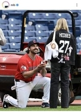 メジャーリーガーがユニホームのまま異例のプロポーズ　勝利直後のグラウンドで愛の告白→恋人「イエス！」…「なんてステキな方法」ガーディアンズ捕手をファンも祝福