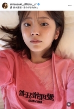 鈴木愛理、寝そべり姿の自撮りショットに「いい女だわ」とファン歓喜「人生頑張れる」「どの角度からでも可愛い」