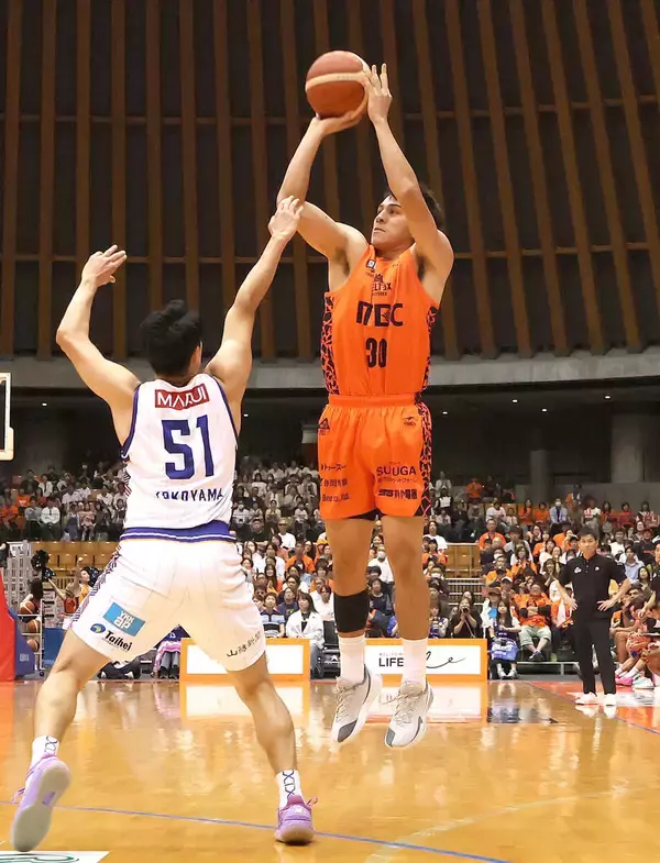 【バスケ】ベルテックス静岡２連勝ならず　サイモン拓海３ポイント４発決めるも岡山に７３―９４