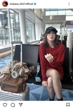 韓国へ出発の本田翼、太もものぞく赤いワンピ姿が「やばいやばいですね」「天使が空港に降臨してる」
