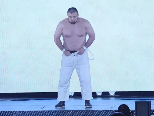 ウルフアロン、頭を丸め柔道着脱いで黒タイツで「入場」大サプライズ！…１・４「東京ドーム」デビュー戦