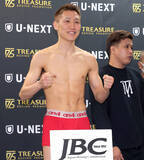 「【ボクシング】元世界王者・小国以載が計量クリア　タパレスの３０グラムオーバーを度量の広さで了承」の画像1