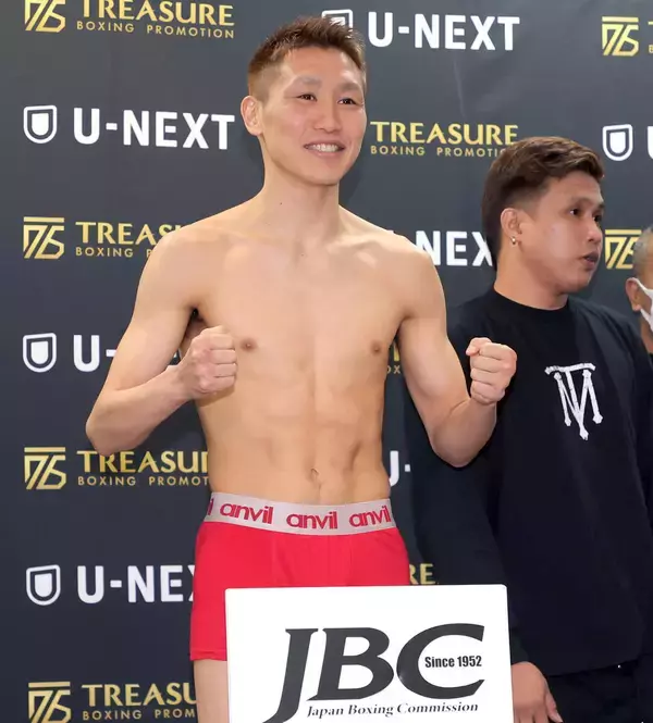 「【ボクシング】元世界王者・小国以載が計量クリア　タパレスの３０グラムオーバーを度量の広さで了承」の画像