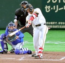 【巨人】増田陸が４回に同点２ランを放ってガッツポーズ！「甘い球がきたらいったろうと」東京ドームは大歓声