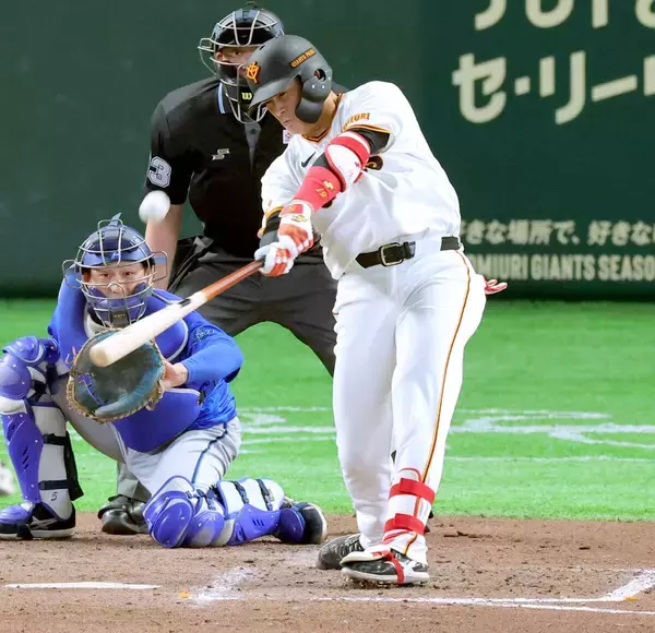 【巨人】増田陸が４回に同点２ランを放ってガッツポーズ！「甘い球がきたらいったろうと」東京ドームは大歓声