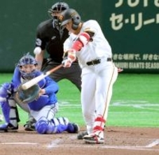 【巨人】増田陸が４回に同点２ランを放ってガッツポーズ！「甘い球がきたらいったろうと」東京ドームは大歓声