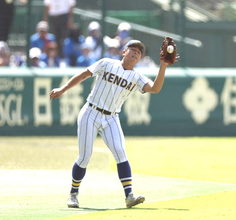 【甲子園】サインミスで決勝暴投の健大高崎・石田翔大「智弁さんの応援、甲子園の魔物に気をとられて…」「全て自分が崩してしまった」２回にはファウルフライ落球