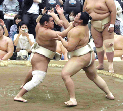 右膝手術で秋場所休場の横綱・豊昇龍が１９番　巡業合流後２度目の相撲を取る稽古に「予想以上」
