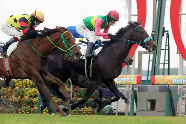 「上がると言わない実況アナ」「来週人間ドック…」珍名馬激走にネットお祭り騒ぎ　中京最終をガンマジーティーピ制す