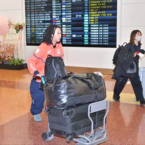 【五輪】平野歩夢が帰国　落ち着いた様子で羽田空港に姿見せる…複数箇所骨折もスノーボード男子ＨＰで７位