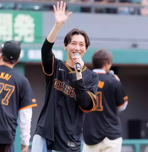 【巨人】「純烈」が始球式でノーバウンド投球を披露　「星降る街角」など歌唱パフォーマンスも…ファーム・リーグソフトバンク戦