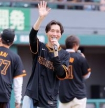 【巨人】「純烈」が始球式でノーバウンド投球を披露　「星降る街角」など歌唱パフォーマンスも…ファーム・リーグソフトバンク戦