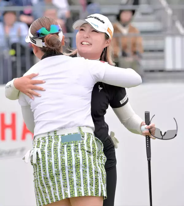 「高橋彩華　１８番超絶イーグルから大逆転V　「ラッキー」と振り返るほどのコンディション不良を乗りこえて通算３勝目」の画像