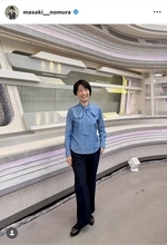 「パンツスタイルもお似合いです」テレ朝・野村真季アナ、青×黒のオフィススタイル衣装を投稿！
