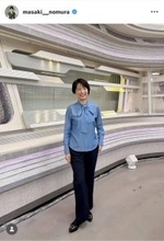 テレ朝・野村真季アナ、青ブラウス×黒パンツのオフィススタイル衣装が好評！「お綺麗ですね」