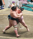 「炎鵬、勝ち越し王手　錦木に先場所の雪辱「反省して挑みました。我慢勝ちかなと」」の画像1