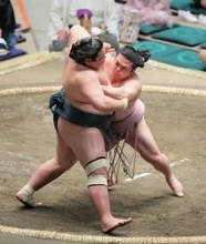 炎鵬、勝ち越し王手　錦木に先場所の雪辱「反省して挑みました。我慢勝ちかなと」
