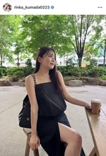 「えぐいまじで」「やばいって」久間田琳加、ざっくりスリットで生足ちらり　オフショルワンピが「反則です！」