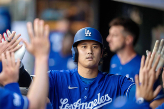 大谷翔平の先頭弾で“傷だらけ”のドジャース先勝　１７号は通算３０本目の先頭打者アーチ　第２子誕生から３戦２発…離脱者続出も奮闘