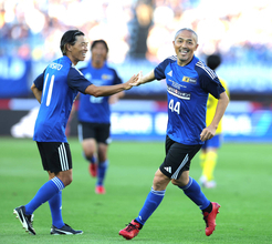 日本代表ＯＢマッチが試合に先立って開催　小野伸二さんがゴール決める　宮城Ｕ―１５と対戦