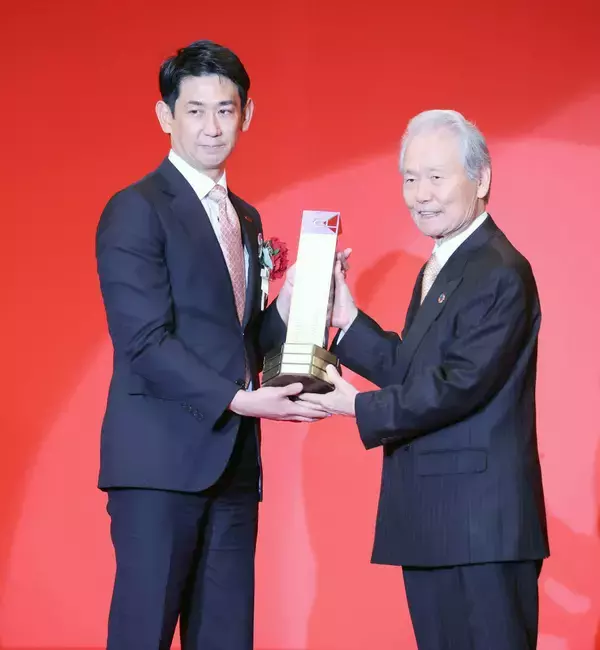 【巨人】２軍が優勝表彰　会田有志３軍監督が登壇「今年は挑戦する意識で」