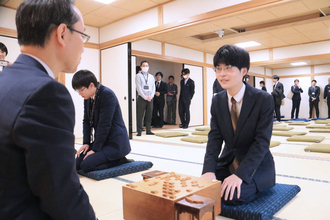 指し初め式で新成人・藤本渚七段「法的にも大人。覚悟を持って臨みたい」…関西将棋会館