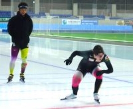 スピードスケート吉田雪乃　「自分のペースを崩さず」独自調整でミラノ五輪メダル獲得へ　国内で小学生大会に参加