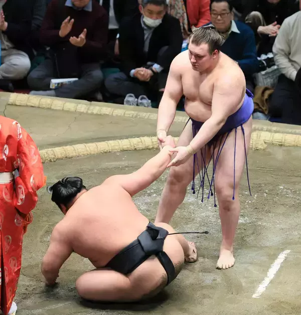 安青錦が２敗で首位堅持　伯乃富士に勝ち、新大関Ｖ目指す