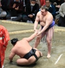 安青錦が２敗で首位堅持　伯乃富士に勝ち、新大関Ｖ目指す