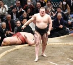 安青錦が２場所連続優勝　新大関Ｖは２００６年夏場所の白鵬以来　新関脇、新大関の２場所連続Ｖは双葉山以来８９年ぶりの快挙　来場所は綱取り…熱海富士との優勝決定戦制す