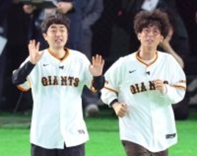 【巨人】Ｍ―１王者のたくろうが始球式＆漫才披露　「大の巨人ファン」赤木裕が「清原プラネタリウム」秘話も