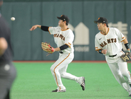 【巨人】ヤクルトも大観衆も騙された！門脇誠の頭脳的フェイクプレーがズバリ！右前打に捕球体勢→一塁走者を封殺で「右ゴロ」…場内大歓声　二塁スタメンに応える“好守”