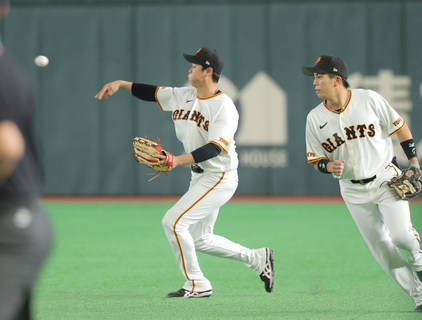 【巨人】ヤクルトも大観衆も騙された！門脇誠の頭脳的フェイクプレーがズバリ！右前打に捕球体勢→一塁走者を封殺で「右ゴロ」…場内大歓声　二塁スタメンに応える“好守”