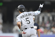 村上宗隆が日本人メジャー通算１０００号！３試合ぶりの１３号で再び本塁打ダービー単独トップ浮上、野茂の日本人１号から２８年
