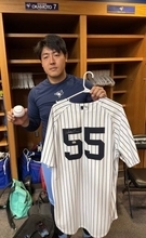 岡本和真にサプライズプレゼント　松井秀喜氏のサイン入りヤンキースユニ＆ボールゲット…対面はかなわず