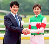 「林修が安田記念表彰式プレゼンター「今日勝ったシックスペンスも本当に強い馬」勝利馬たたえる」の画像1