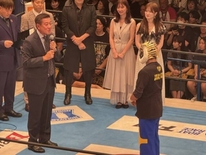 原辰徳氏、タイガーマスク「引退式」リング上で贈る言葉「リング上の姿、勇気、強さ、優しさ…ファンの心の中に永遠に、永遠に残る」…メッセージ全文